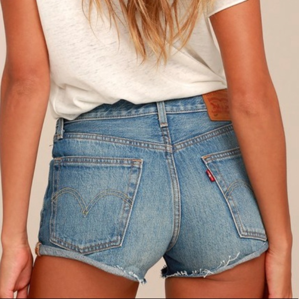 LEVI’S 501 Medium Wash Denim Cutoff Shorts